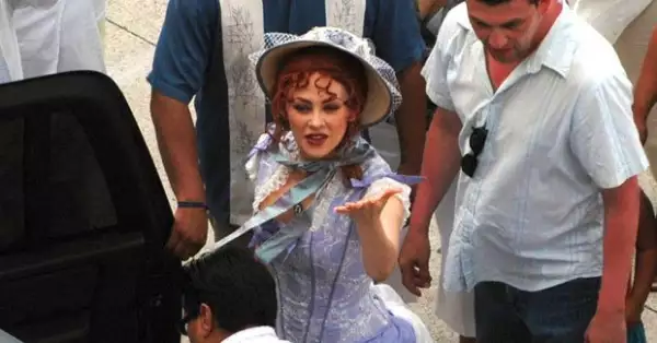 Pese a la constante presión de los medios por sabes sobre su situación con Luis Miguel, la actriz se ha visto muy profesional y de buen ánimo.