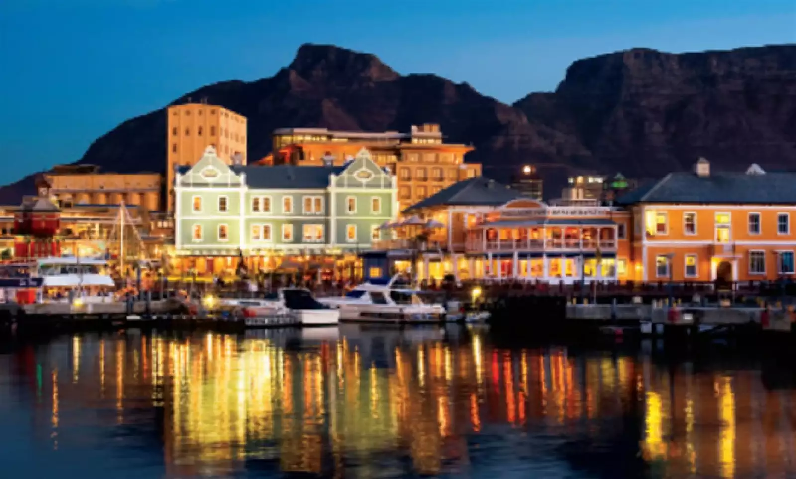 El V&A Waterfront concentra los mejores restaurantes, hoteles, tiendas y espectáculos para disfrutarse de noche.