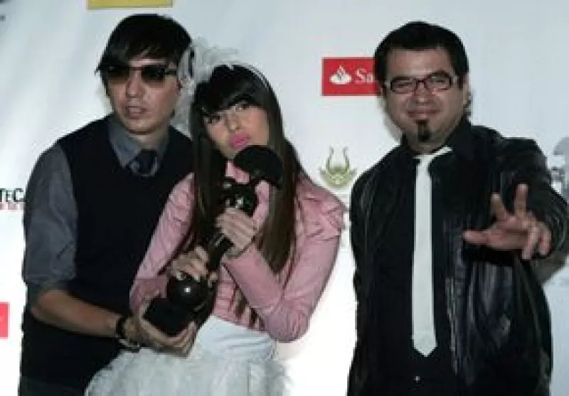 El cantante español recibió un homenaje por su trayectoria artística y el premio al Álbum del Año por Papitour, en el evento realizado anoche en Zacatecas.