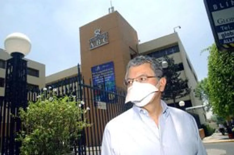 Luego de seis días hospitalizado por influenza porcina, el ex jefe del Departamento del Distrito Federal fue dado de alta y salió el día de hoy a las 13:00 horas.