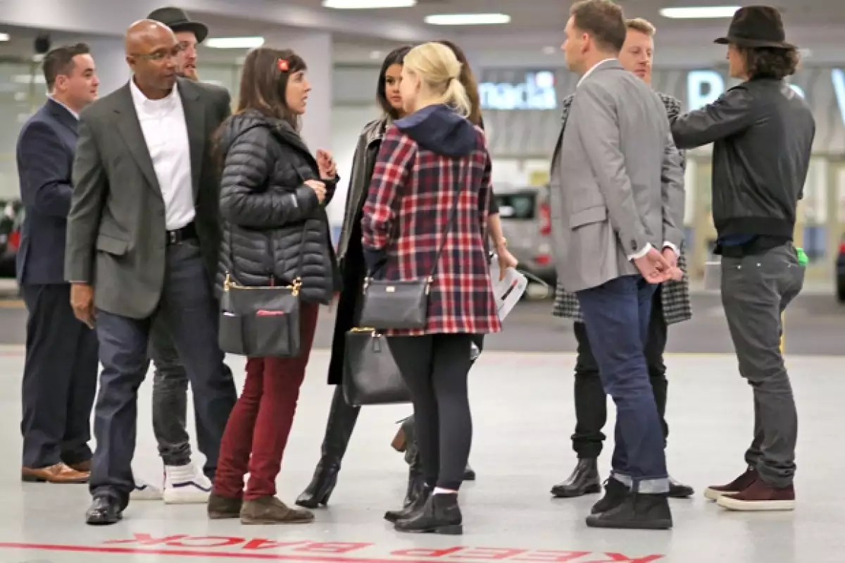 El actor y la cantante fueron captados viajando juntos en el aeropuerto de Los Ángeles. Aquí los detalles de su viaje al país de origen de Justin Bieber para asistir al festival juvenil.