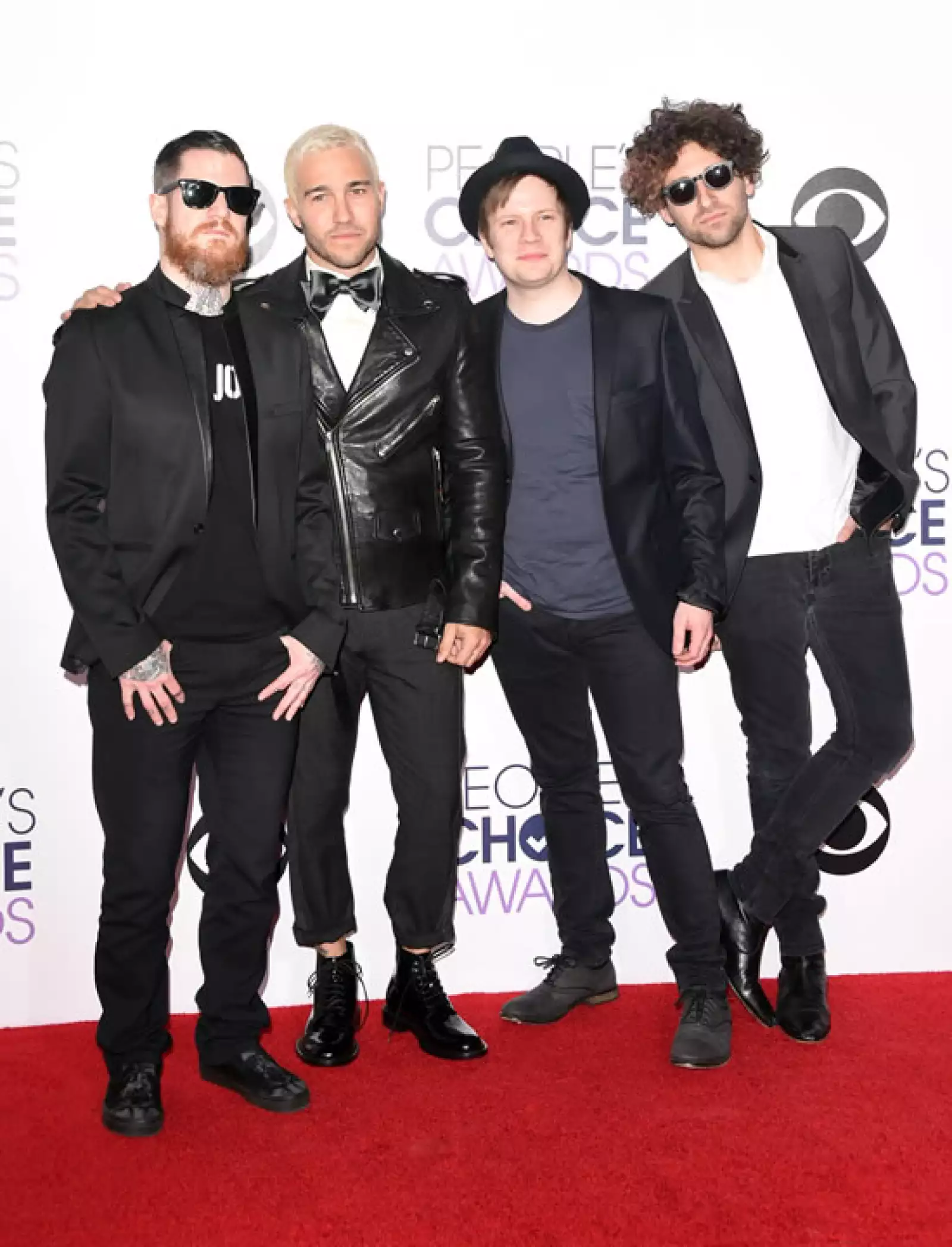 El grupo también se presentó durante la noche.