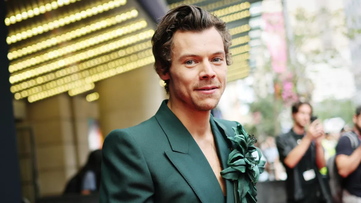 Foto de Harry Styles con traje verde de Gucci en Toronto.