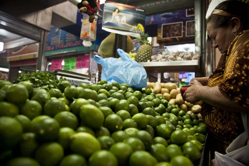 El precio del limón amargó el bolsillo de los consumidores al subir 41% en la primera quincena de abril.