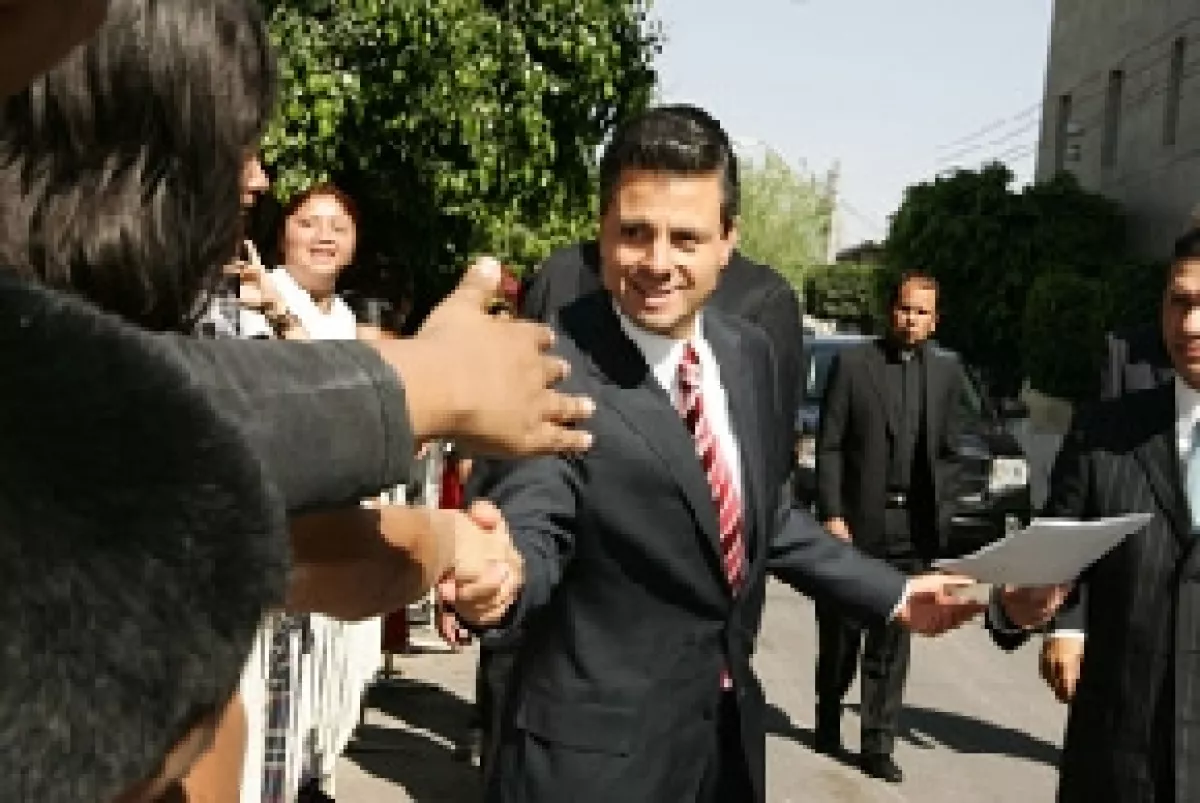 Peña Nieto saludó a los vecinos de la colonia.