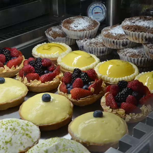 Las propuestas del Chef Coumont: Diversos platillos y bocadillos preparados con el exquisito pan artesanal de Le Pain Quotidien.