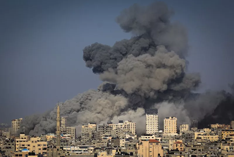 El humo se eleva durante los ataques aéreos israelíes en la ciudad de Gaza el 12 de octubre de 2023 mientras las furiosas batallas entre Israel y el movimiento Hamas continúan por sexto día consecutivo. Miles de personas, tanto israelíes como palestinas, han muerto desde el 7 de octubre de 2023, después de que los militantes palestinos de Hamas con base en la Franja de Gaza, entraran en el sur de Israel en un ataque sorpresa que llevó a Israel a declarar la guerra a Hamas en Gaza el 8 de octubre.