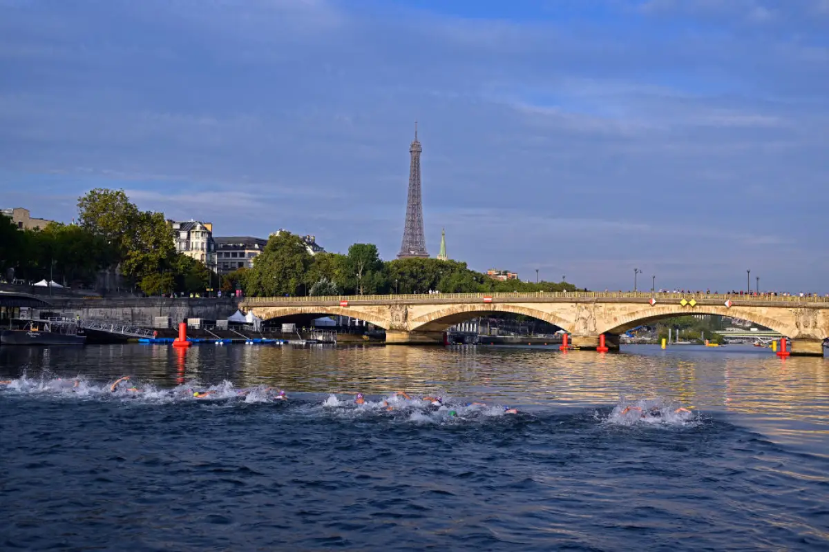 Los atletas compiten en el río Sena frente a la Torre Eiffel durante la Serie del Campeonato Mundial de Triatlón Masculino el 18 de agosto de 2023 en París, Francia.