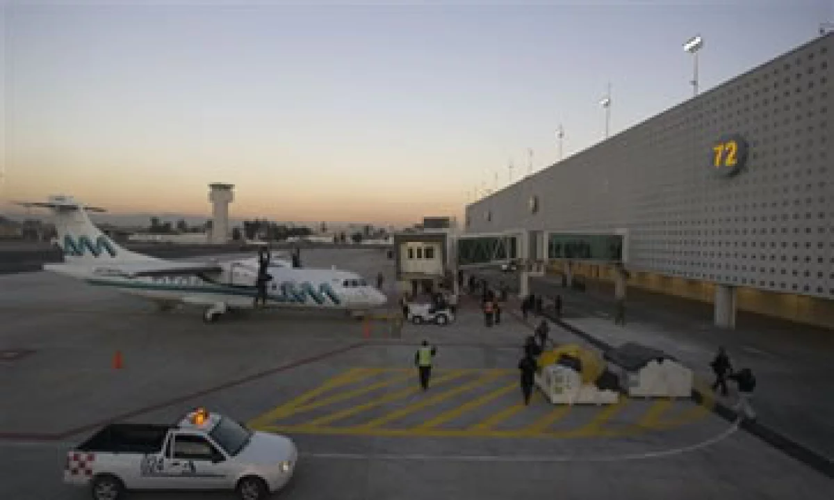 La aerolínea otorgará también un bono de 15 días de salario pagadero al 1 de diciembre de 2011. (Foto: AP)