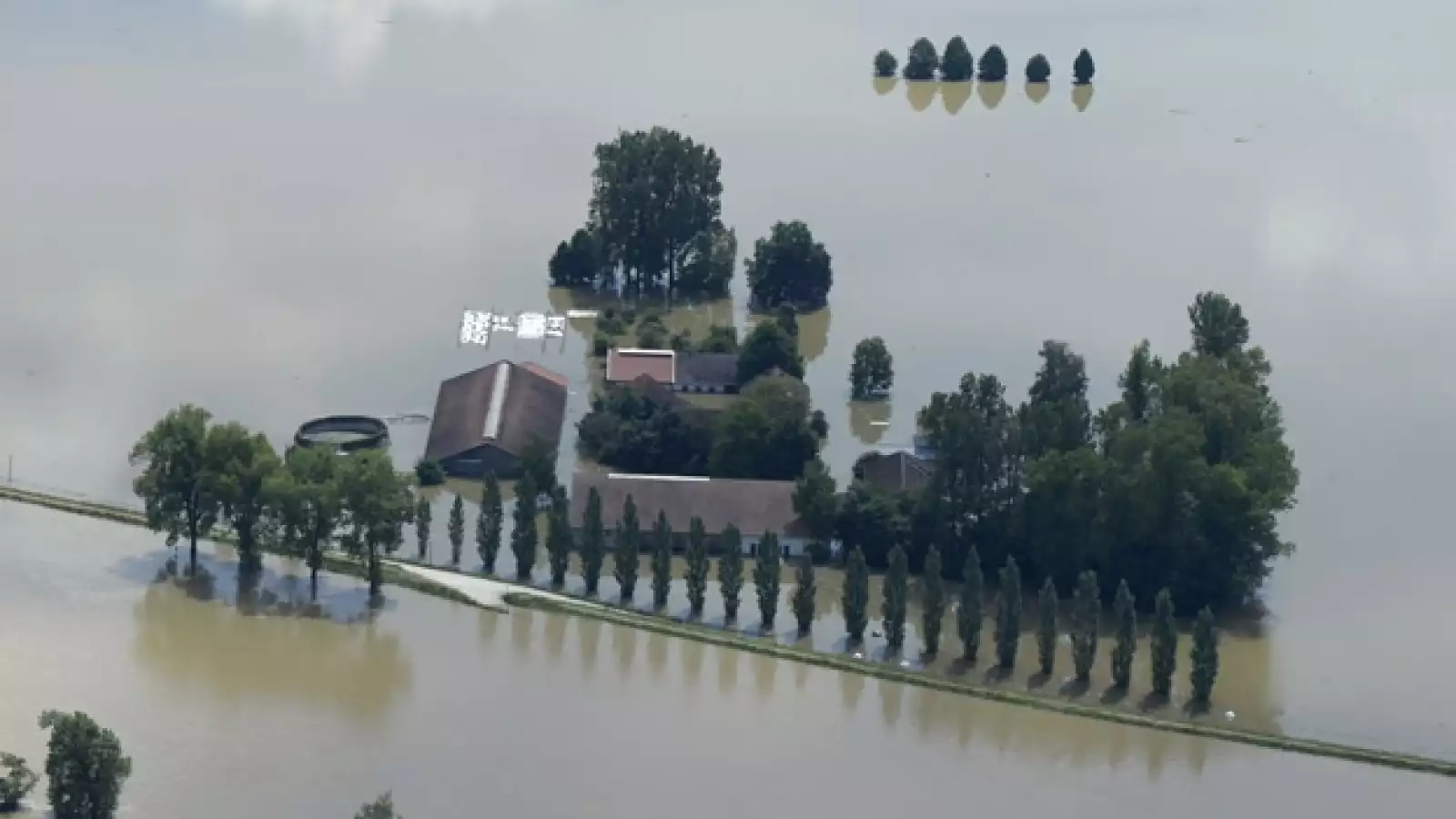 vista aerea de ciudad deggendorf  inundada