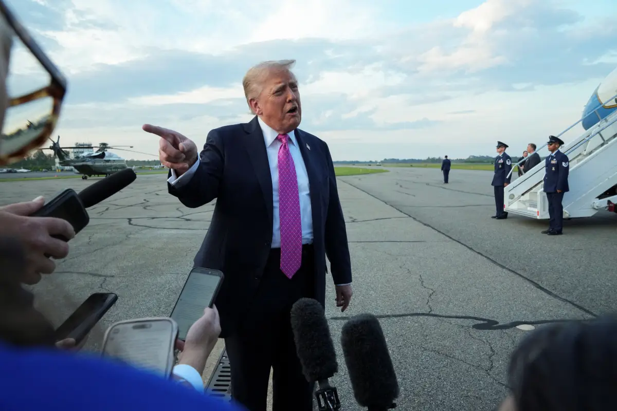 El presidente de los Estados Unidos, Donald Trump, habla con los medios de comunicación antes de abordar el Air Force One para partir hacia Washington, en el Aeropuerto Municipal de Morristown en Morristown, Nueva Jersey, EE. UU., el 14 de septiembre de 2025.