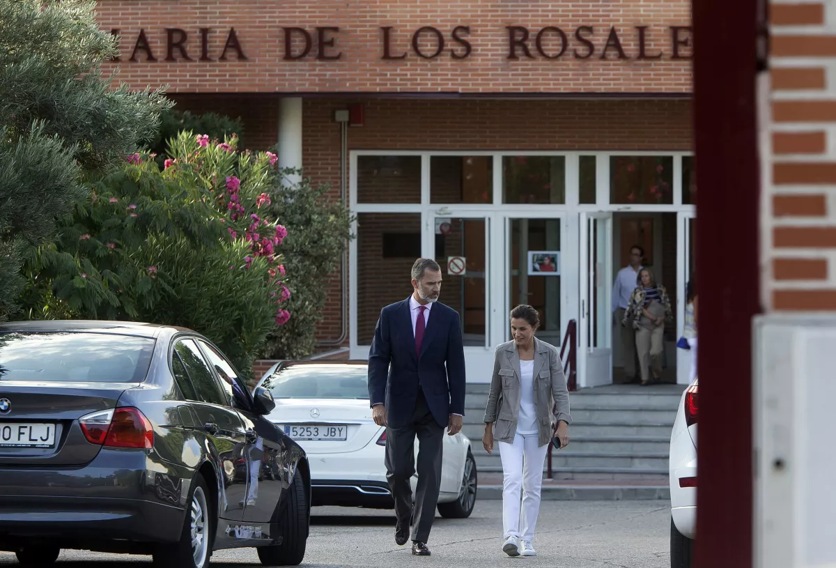 Letizia y Felipe en el colegio de sus hijas