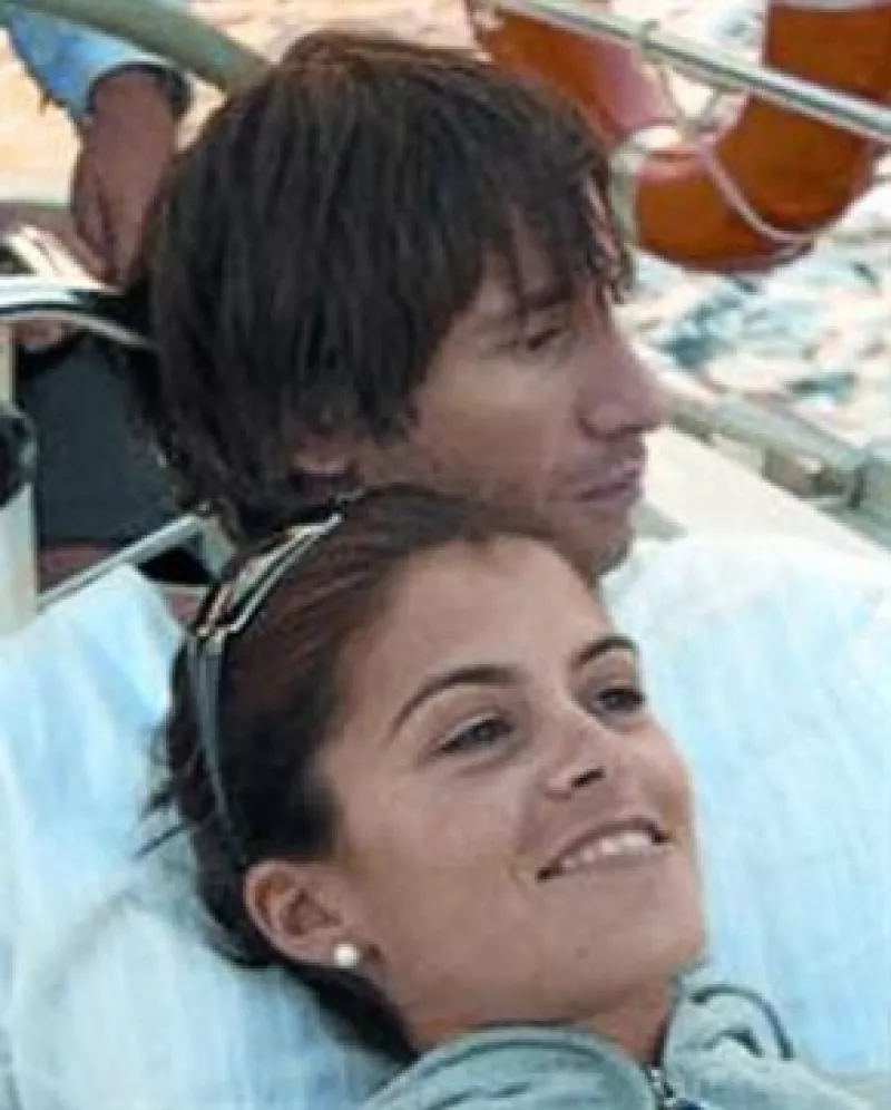 Anna Negra y Javier Álvarez era una pareja de recién casados que pasó su luna de miel en Brasil. Él viajo a Dubai por motivos de trabajo, ella tomó el vuelo que desapareció en el Atlántico.