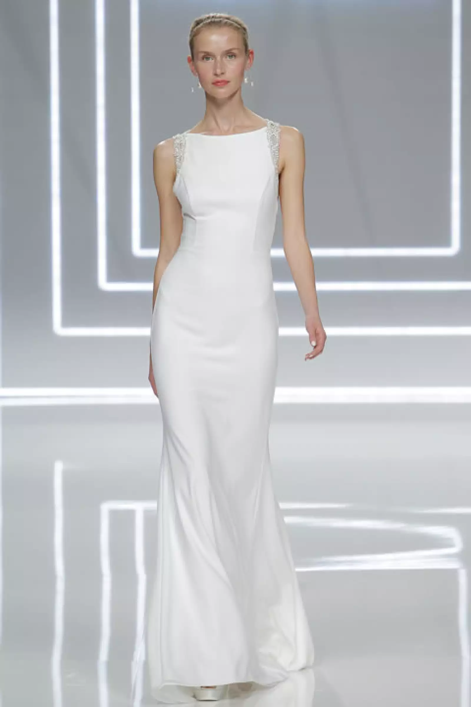 Vestido Nika de crepe de seda con espalda joya en hilo de plata y cristales.