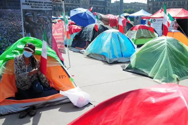 Una mujer sale de una casa de campaña en el campamento del FRENA.