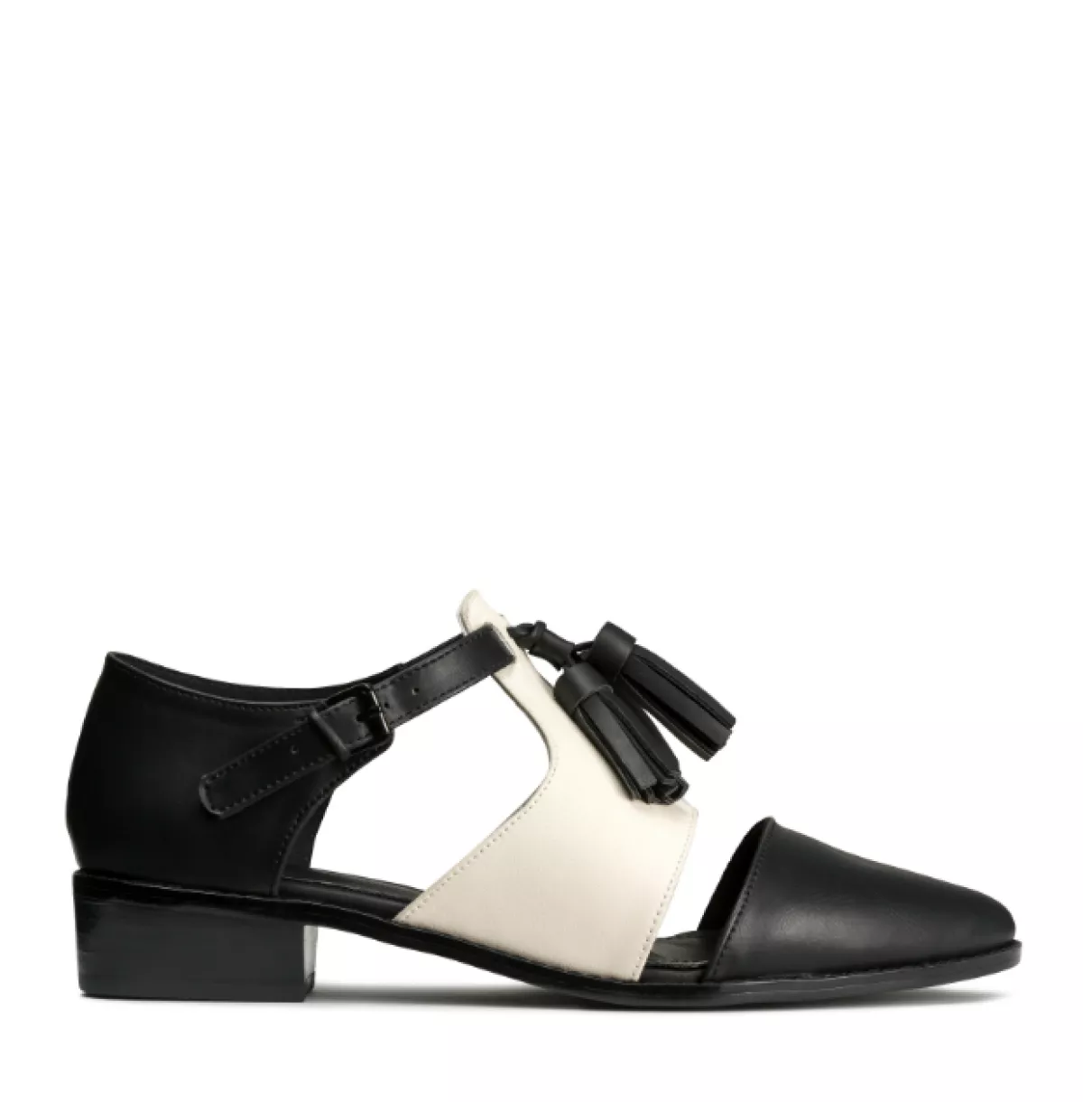 Zapatos en piel sintética, H&M, $859; Parque Toreo.