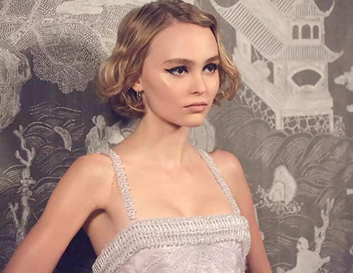 La joven de 16 años se está abriendo paso en el mundo de la moda. Además de ser embajadora de Chanel y una "musa" para Karl, Lily ha sido elegida como la imagen del nuevo perfume de la firma francesa.