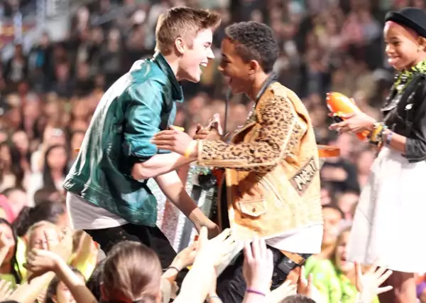 Justin y Jaden son muy amigos y han compartido escenario en varias ocasiones, por lo que algunas versiones aseguraban que el ídolo pop se fue del lugar luego de que no dejaran pasar a su amigo de 14 años.