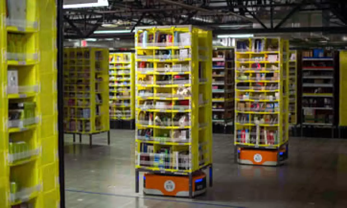 Amazon desplegó robots desde verano pasado antes de esta temporada clave del año. (Foto: Reuters )