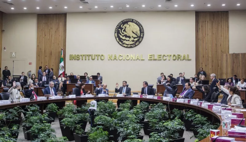 Votación del pleno durante la sesión extraordinaria en el Consejo General del INE. 
