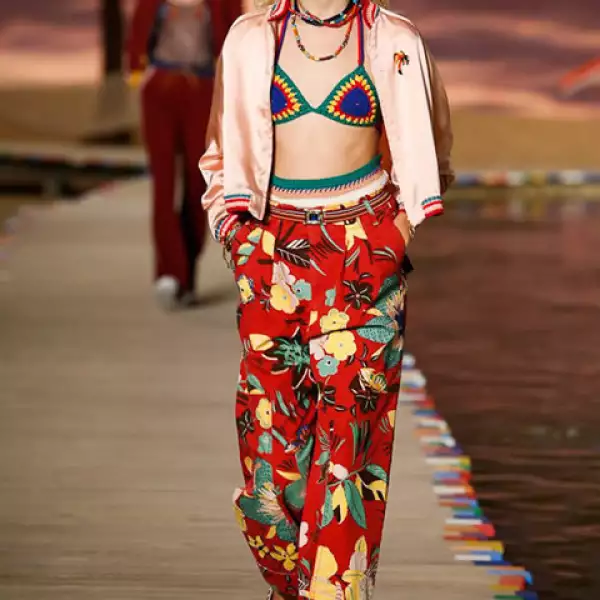 Bomber de seda rosa, top de bikini de crochet, pantalones con estampado tropical y alpargatas.