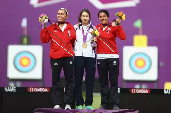 Aida Román Arroyo con su medalla de plata, Bobae Ki de Korea con la de oro y Mariana Avitia Martínez con la de bronce.