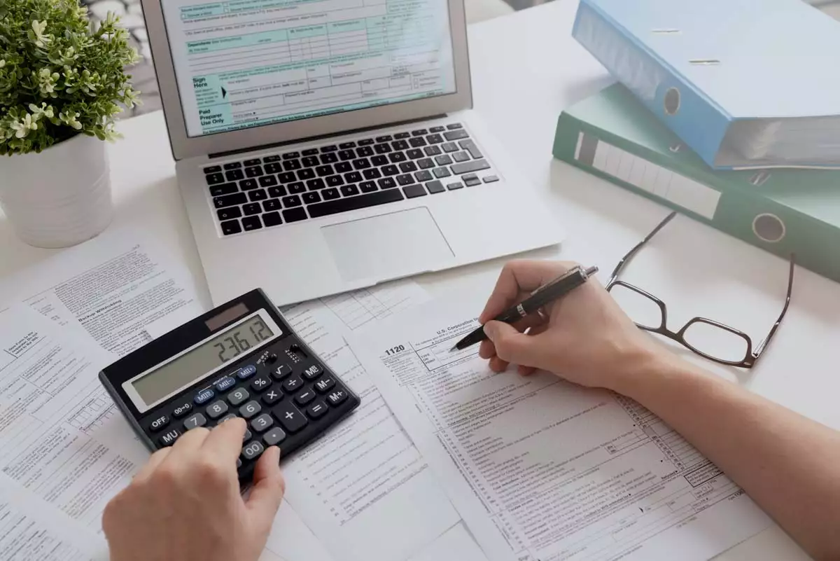 (Contador público realizando trámites para pagar impuestos)