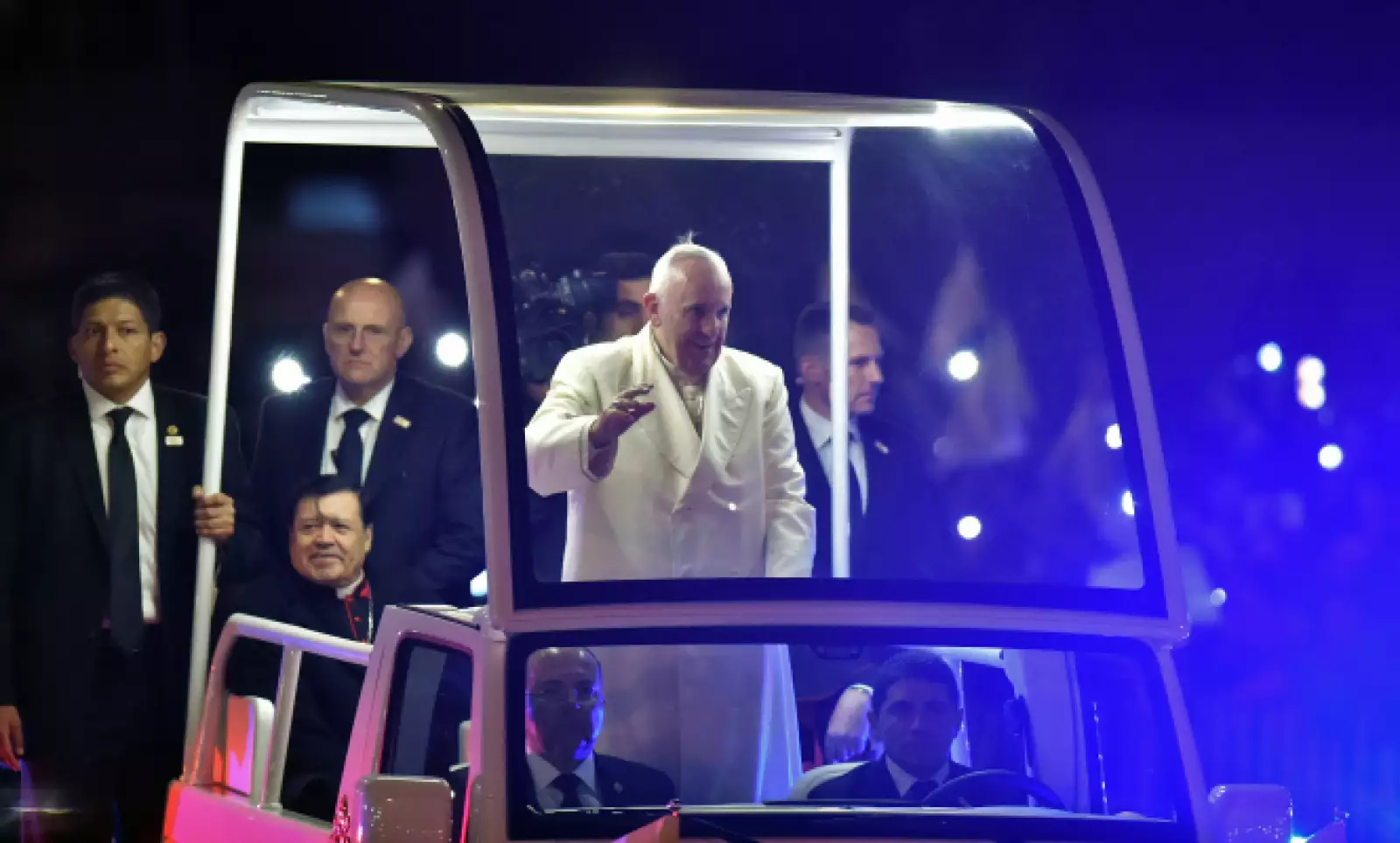El cardenal mexicano Norberto Rivera acompaña al argentino en el papamóvil.