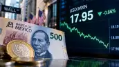 Imagen ilustrativa de un billete y monedas de pesos mexicanos frente a una pantalla financiera que muestra el tipo de cambio USD/MXN en 17.95 pesos por dólar, con Wall Street al fondo.