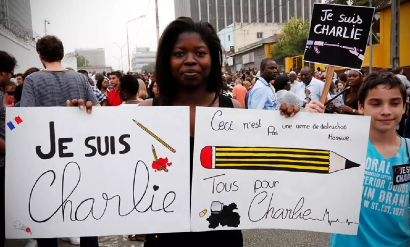 La manifestación comenzó a las 3 de la tarde (14:00 GMT) y transcurrió en silencio, como una muestra de solidaridad y reflejó el profundo shock que se sintió en Francia y en todo el mundo por el peor atentado islamista en una ciudad europea en nueve años.