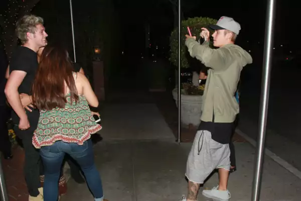 Mientras Cody posaba junto a sus fans, Justin era el encargado de tomar las fotografías.