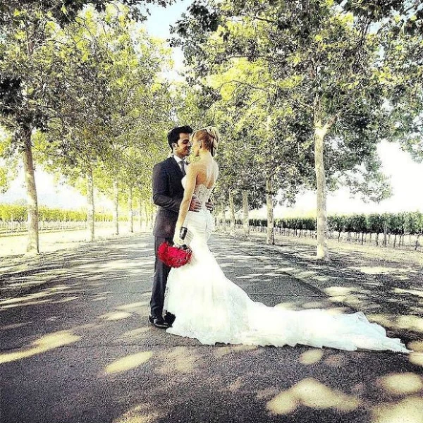 Luis Fonsi y Águeda López compartieron esta romántica foto de su boda.