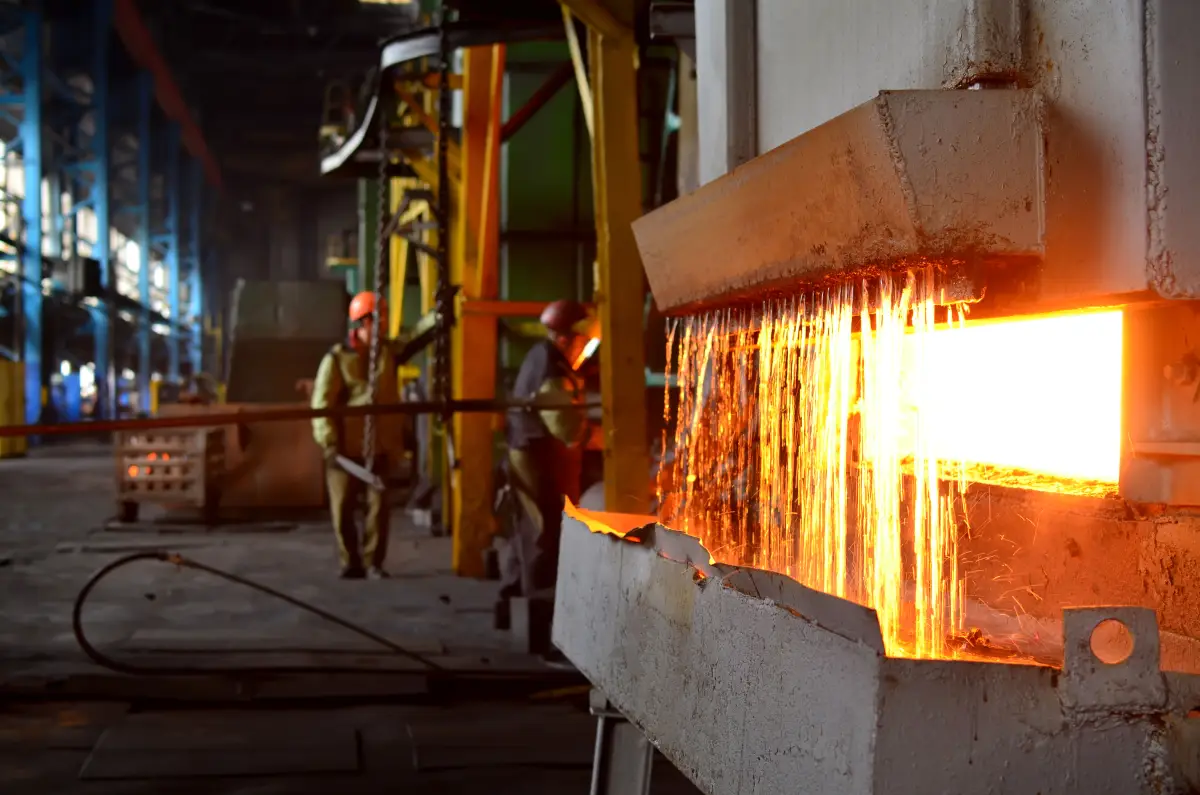 Trabajadores dentro de la industria metalmecánica