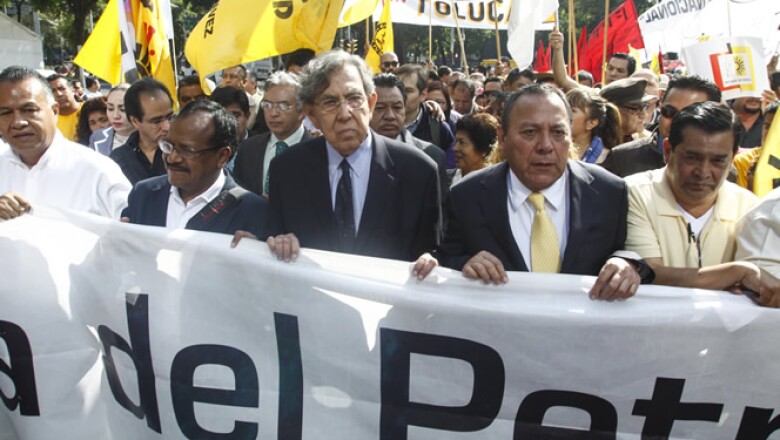Cuauhtémoc Cárdenas y Jesús Zambrano, dirigente nacional del PRD, encabezaron la caminata de 75 horas en contra de la reforma energética, que inició desde el lunes.