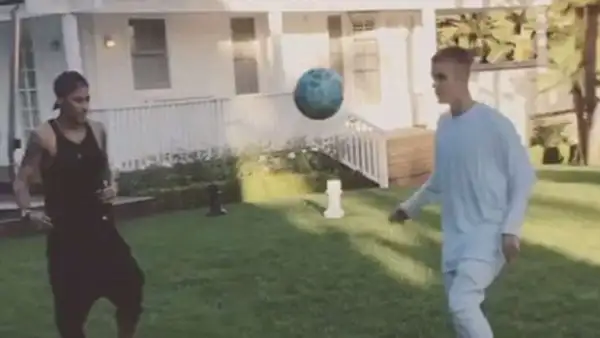 El futbolista brasileño rentó una increíble propiedad en Los Ángeles, donde al parecer tiene al cantante de vecino, pues estuvo en su patio para practicar un poco de futbol.