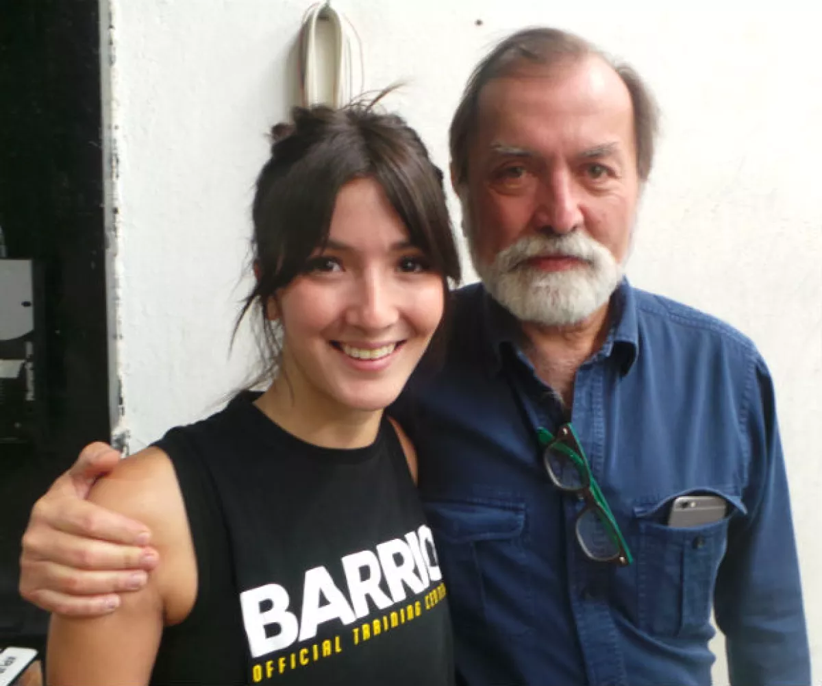 El productor Epigmenio Ibarra apoyando a su hija durante este aniversario.