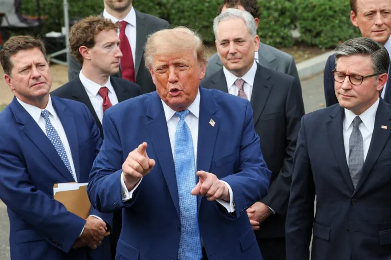 Trump fuera de la Casa Blanca la semana pasada luego de haberse reunido con los principales líderes de la IA. 