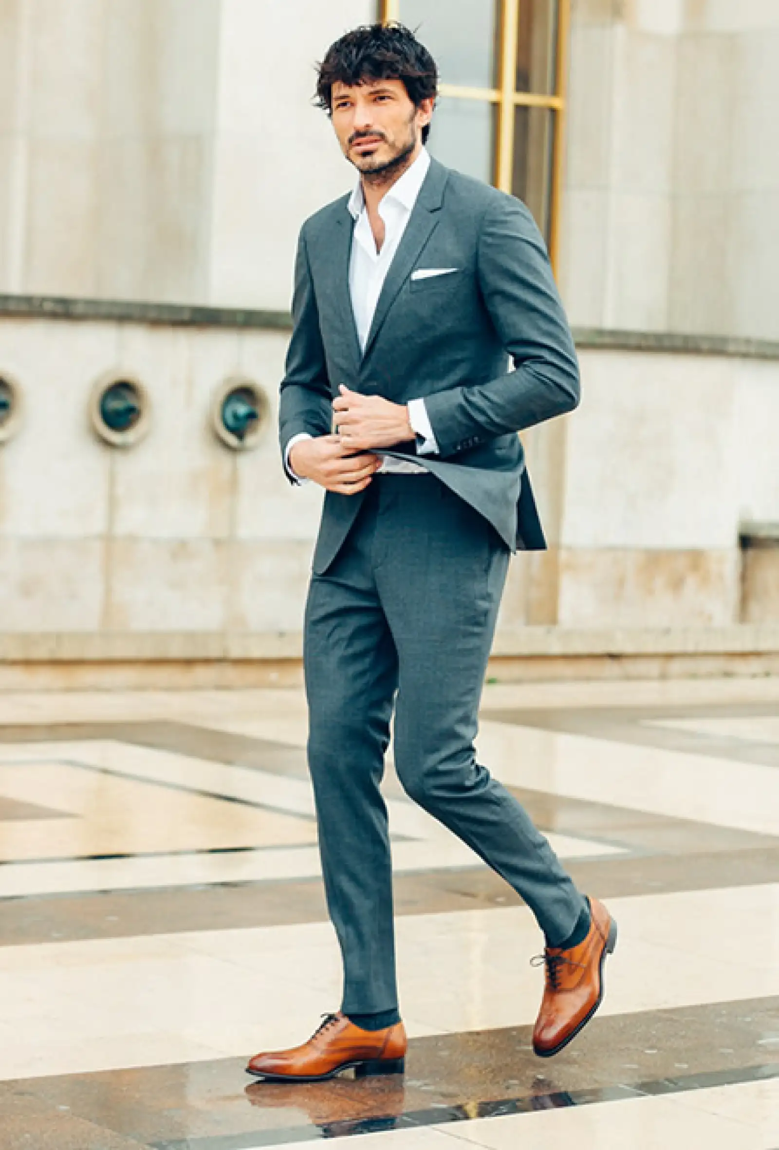 El modelo español pisando las calles de París durante Fashion Week en un traje de Tommy Hilfiger Tailored.  Tanto el traje como la camisa son de la colección limitada THFLEX Rafael Nadal Edition.