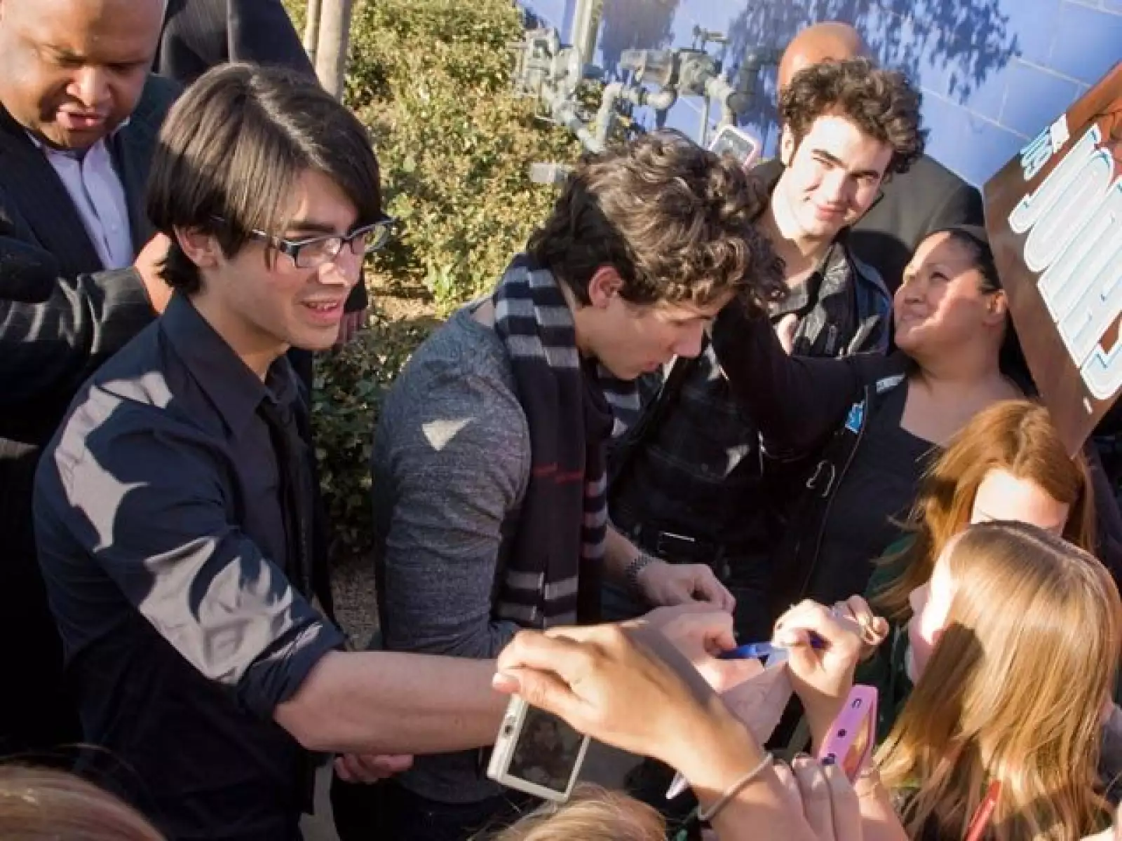 The Jonas Brothers llegan a Las Vegas, Nevada, y como es normal, sus fans los recibieron calurosamente.