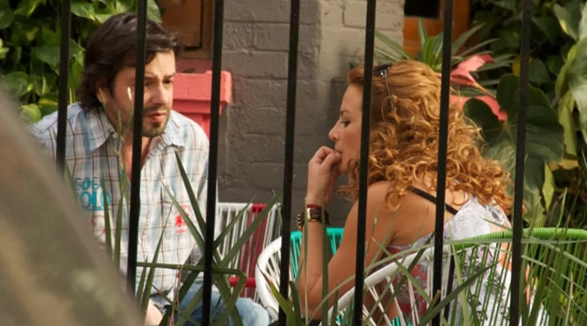 Silvia platicó con un amigo a quien le comentaba sobre el restaurante.