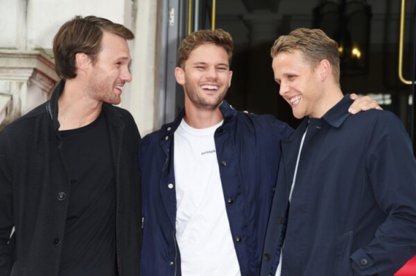 Hugh Skinner,Jeremy Irvine y Josh Dylan