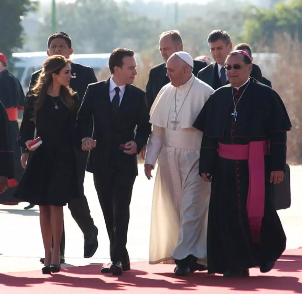 El Papa Francisco platicó con Anahí y Manuel Velasco.