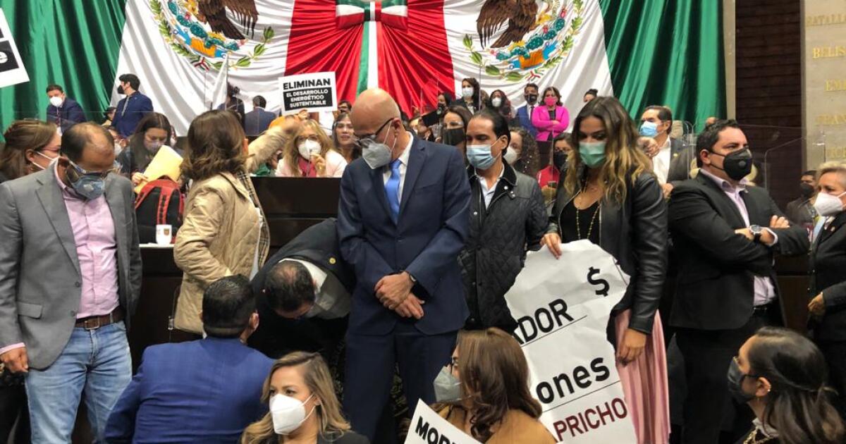 Los diputados de la oposición llevan la tribuna a los fideicomisos; envían un nuevo receso Los diputados de la oposición llevan la tribuna a los fideicomisos; envían un nuevo receso