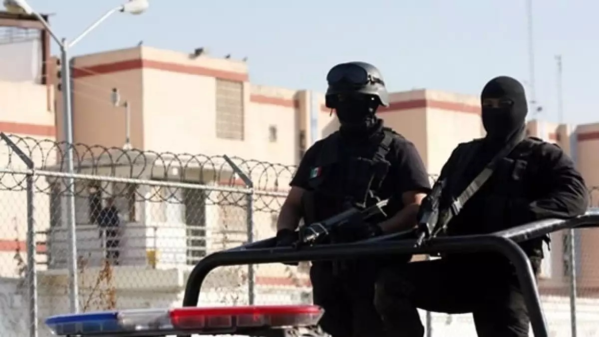 Fuerzas de seguridad vigilan las afueras del penal del Topo Chico en Monterrey, Nuevo León