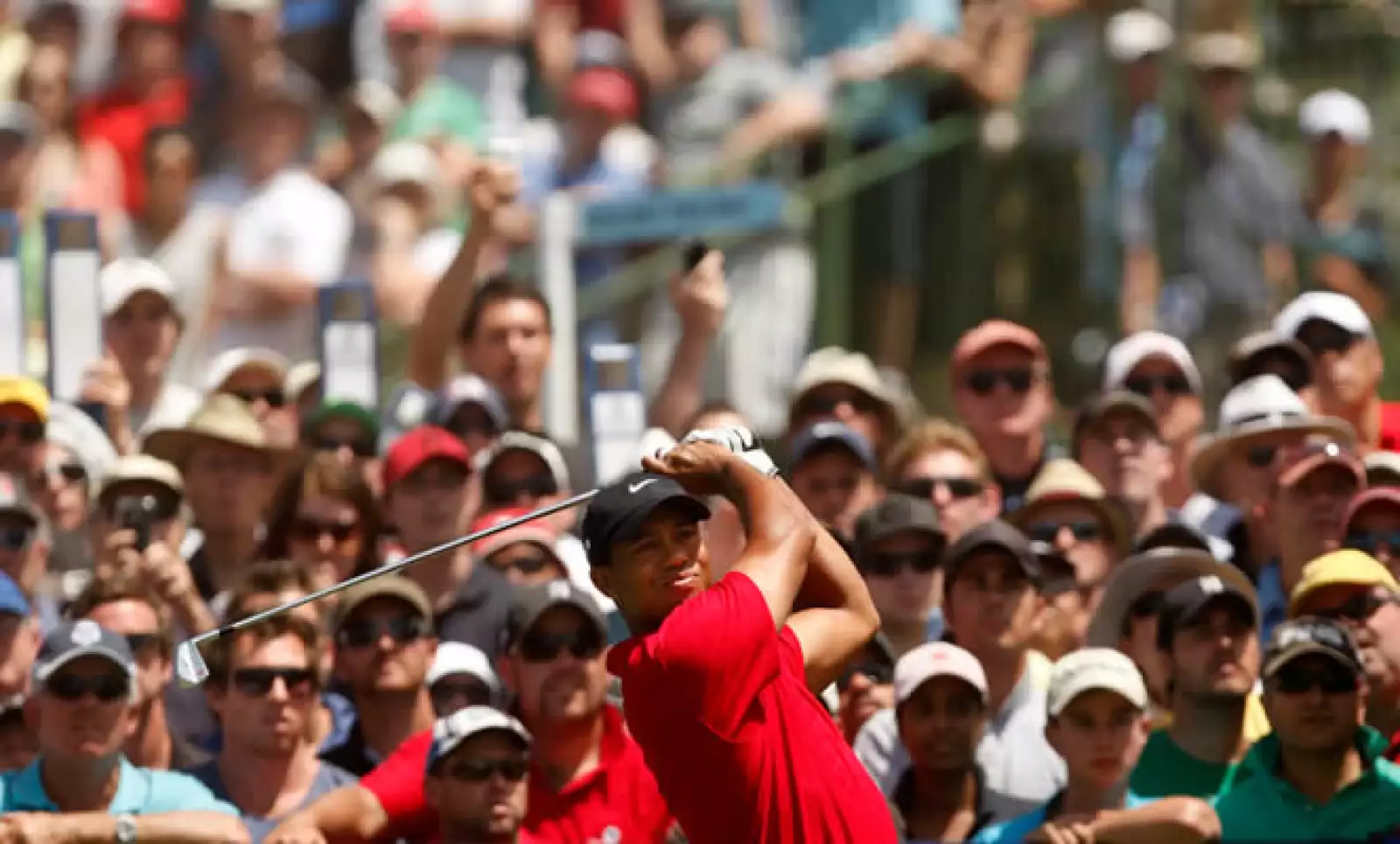 El golfista número uno del mundo resultó herido en un accidente de tránsito la madrugada del viernes cerca de su casa en Florida, tras lo cual surgieron rumores sobre las causas, entre ellos uno que implica a su esposa Elin Nordegren, de quien, según TMZ,