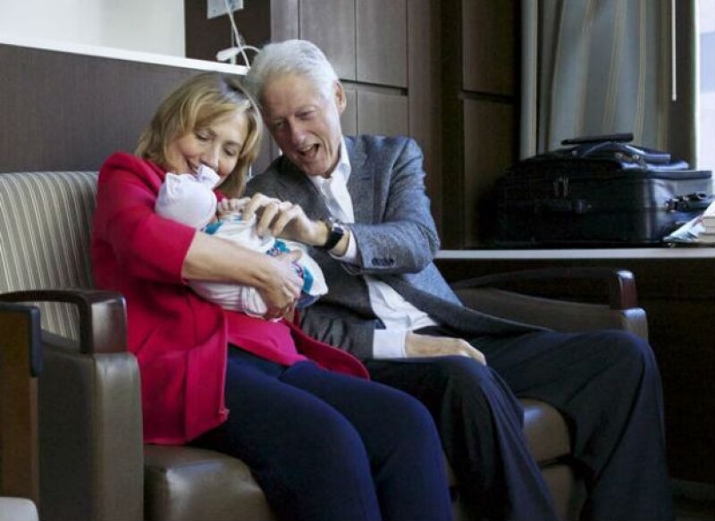 Bill y Hillary Clinton lucen emocionados y orgullosos al estrenarse como abuelos.