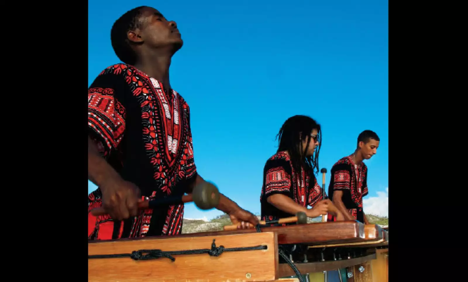 Es el instrumento por excelencia, parecido a la marimba, que resuena por las calles de Cape Town, se trata de una música enérgica y poderosa.