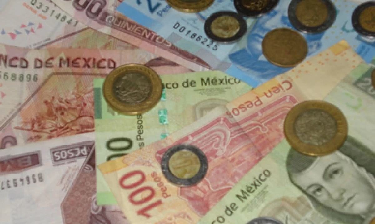 En ventanillas de bancos y casas de cambio, el peso operaba en 11.43 por dólar a la compra y en 11.83 pesos a la venta. (Foto: Karina Hernández)