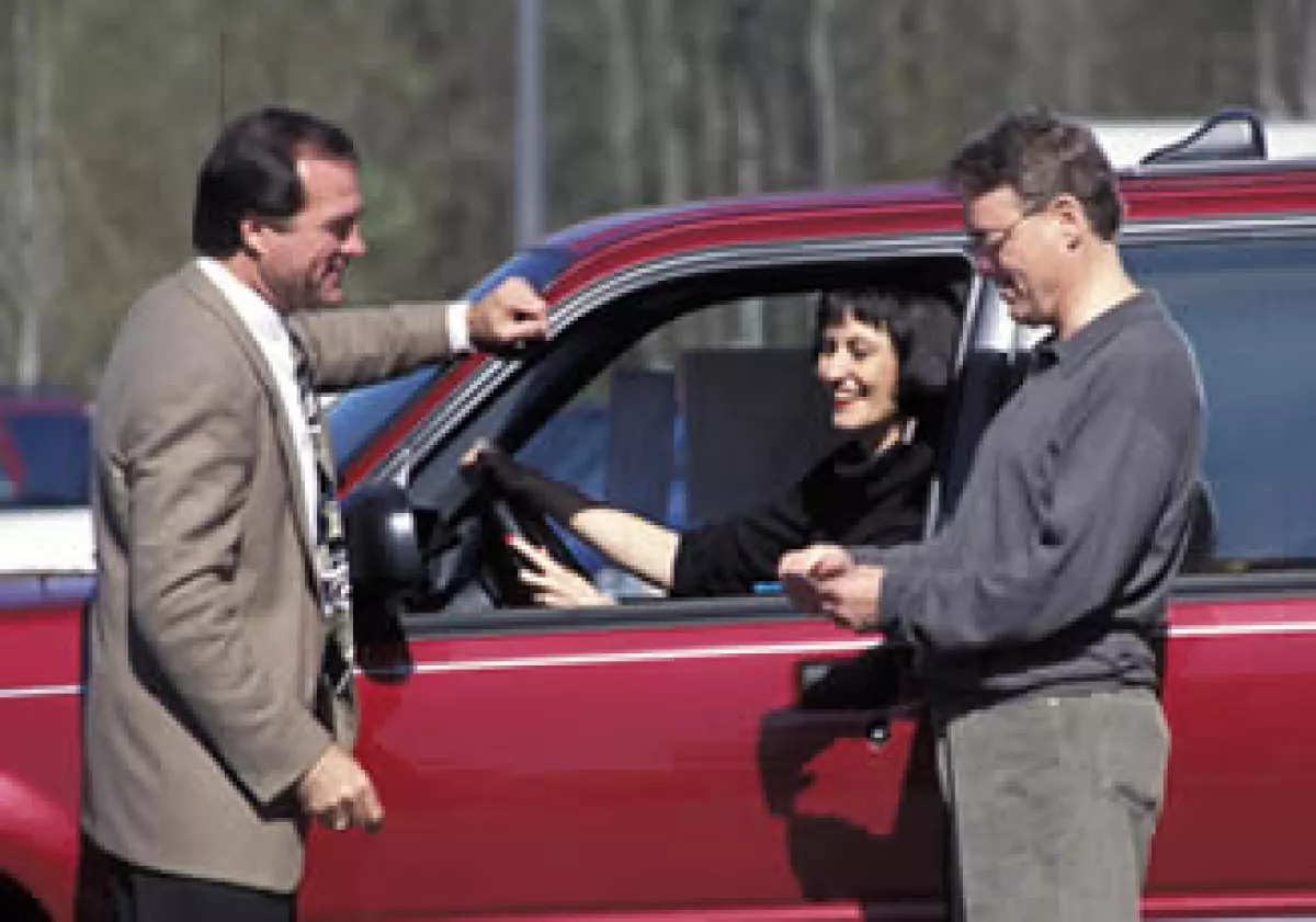 Antes de entregar las llaves del carro al comprador verifica que el depósito se haya efectuado. (Foto: Photos To Go)