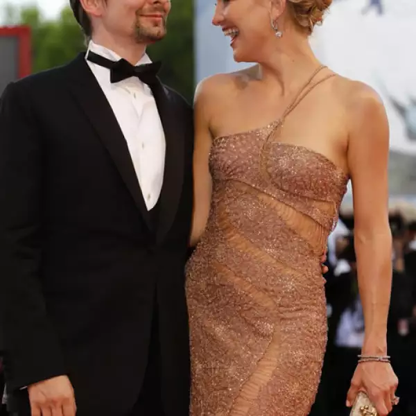 Kate Hudson recorrió la alfombra roja de la mano de Matt Bellamy.